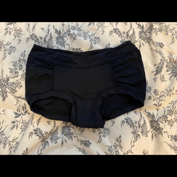 Lululemon Black Yoga Short - Picture 2 of 2